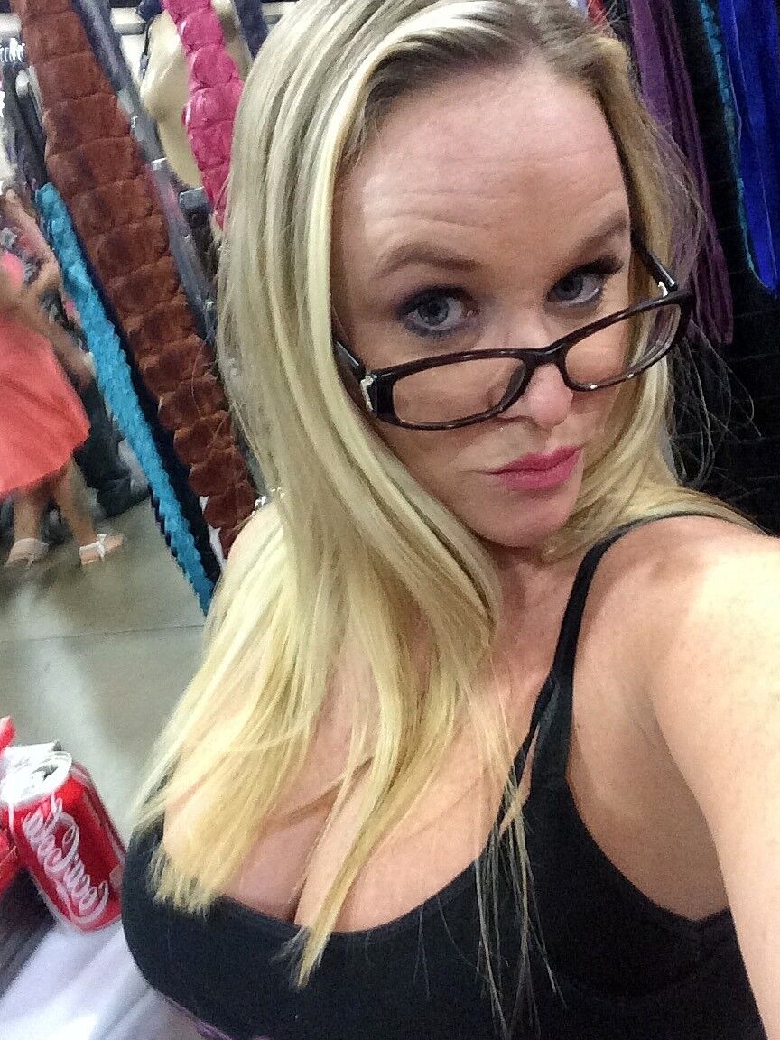 20P La MILF blonde Dee Siren montre ses gros seins et pose avec son amant en public