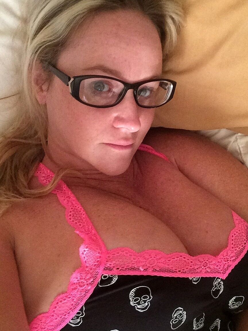 20P La MILF blonde Dee Siren montre ses gros seins et pose avec son amant en public