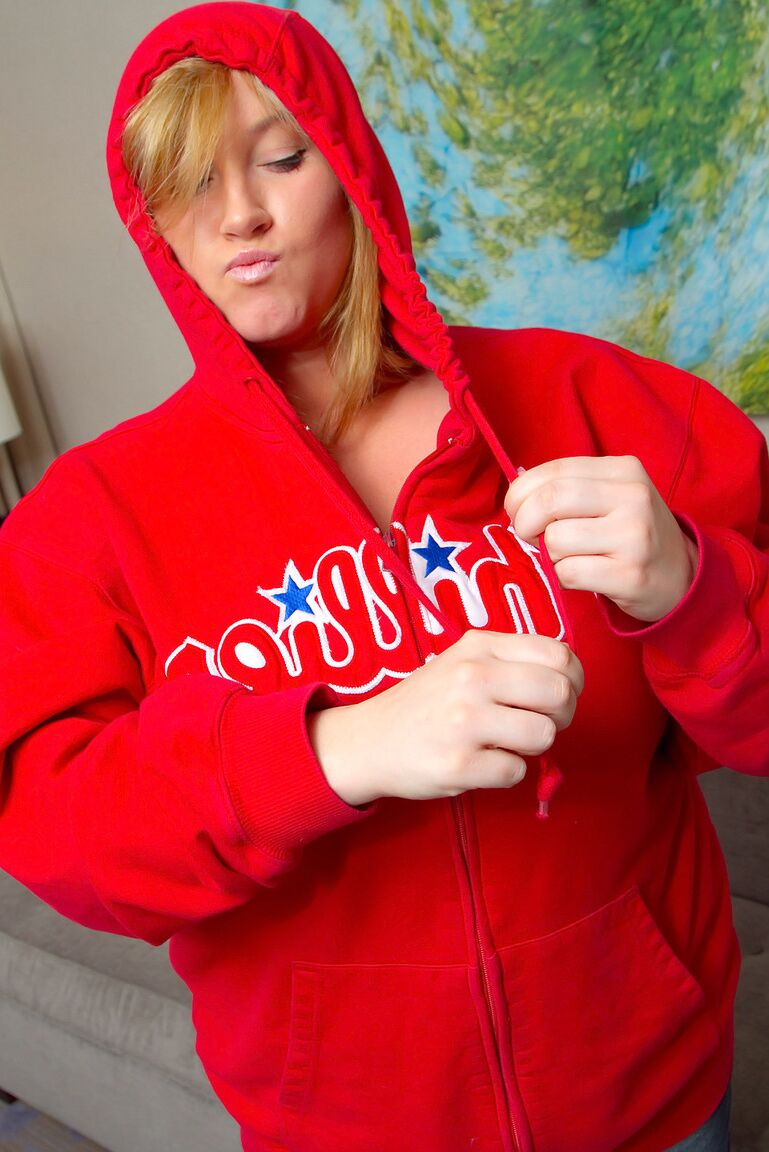 16P Hot BBW Brooke Max exibindo seus maravilhosos peitos enormes usando calcinha de renda