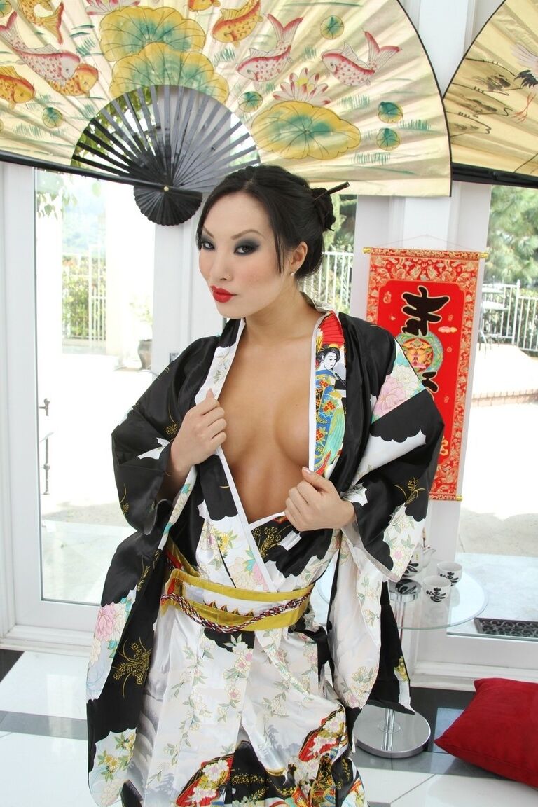 17P Preciosa Asiática Ice Cold posando desnuda de espaldas mostrando sus increíbles tatuajes