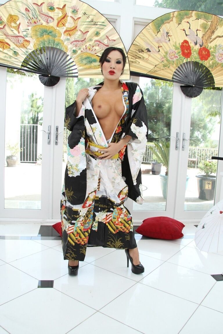 17P Preciosa Asiática Ice Cold posando desnuda de espaldas mostrando sus increíbles tatuajes