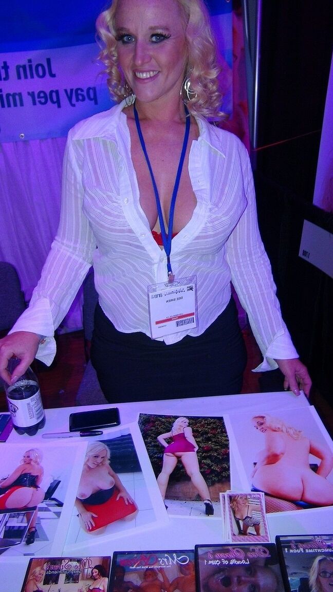 21P Blonde MILF Dee Siren