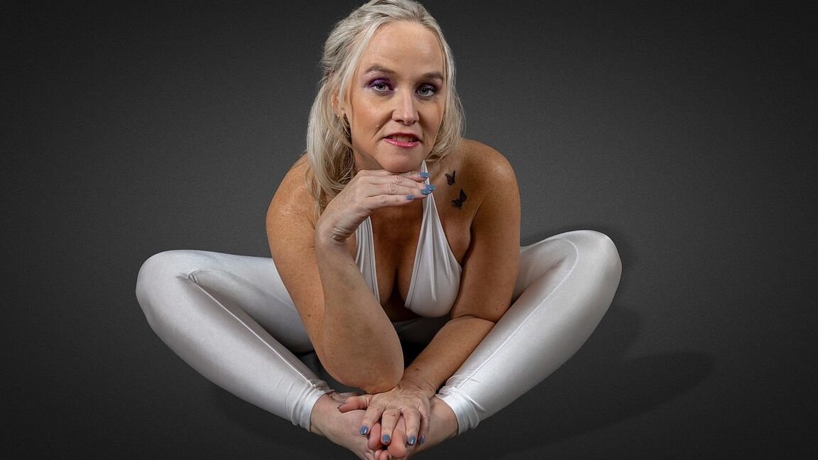14P La gorda americana tetona Dee Siren posando con su sexy traje de una sola pieza
