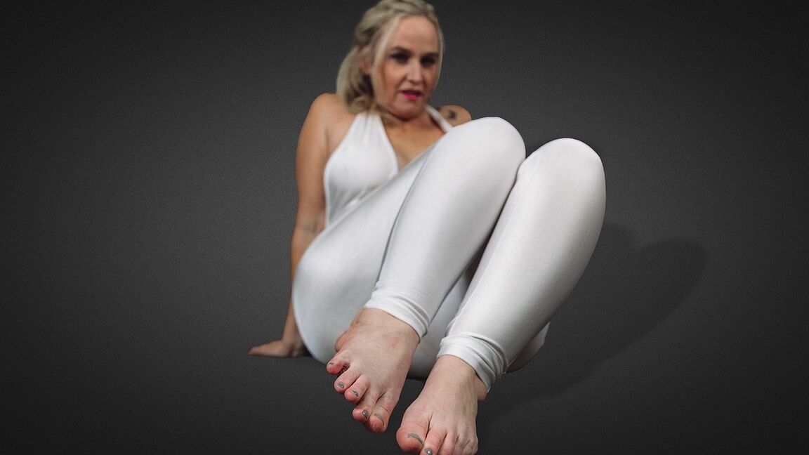 14P La gorda americana tetona Dee Siren posando con su sexy traje de una sola pieza