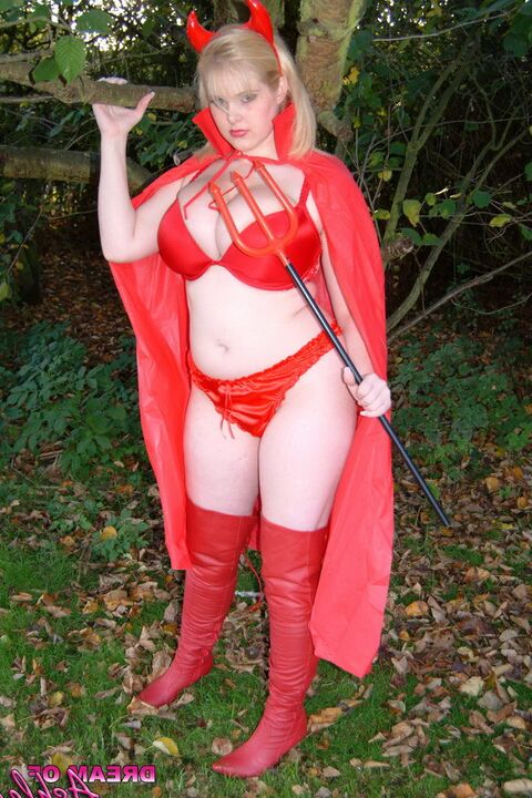 16P Loira BBW Ashley Sage Ellison liberta seus peitos enormes do traje do Diabo no quintal