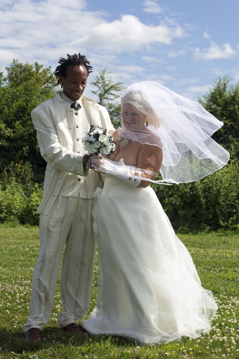 21P Noiva madura Lacey Starr dispensando seu novo marido negro no dia do casamento