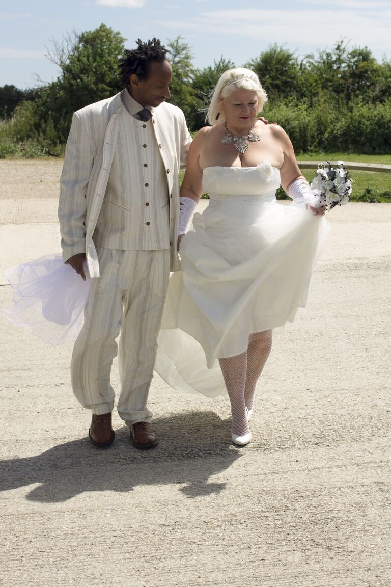21P Noiva madura Lacey Starr dispensando seu novo marido negro no dia do casamento