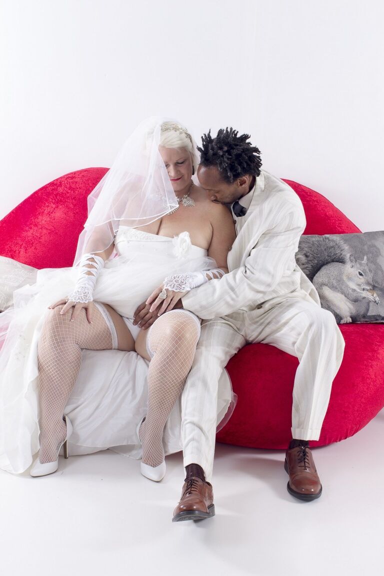 21P Noiva madura Lacey Starr dispensando seu novo marido negro no dia do casamento