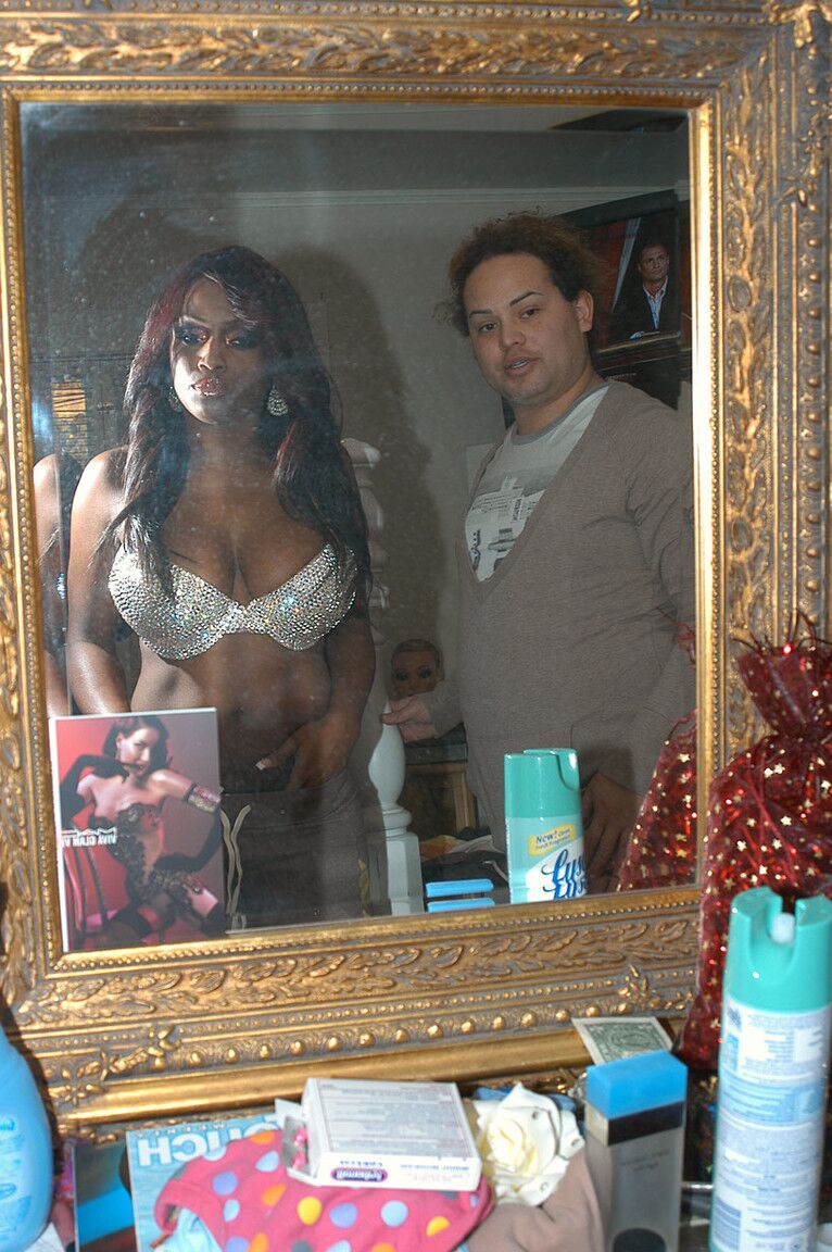 17P Ebony pornstar Jada Fire exibe seus juggs e dá um titjob fantástico