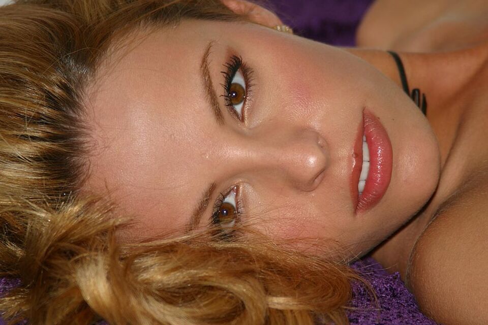 16P La rubia amateur Alyssa se cruza de piernas desnudas mientras muestra su vagina depilada