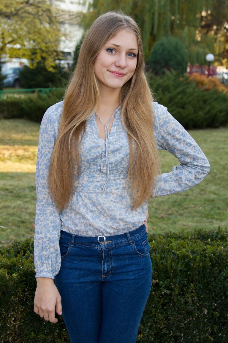 21P Adorável menina adolescente com seios doces Lola C exibe seu saboroso regalo