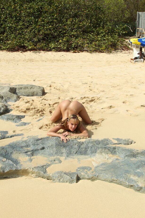 16P La joven rubia Blue Angel muestra su flexibilidad y vagina en una playa nudista