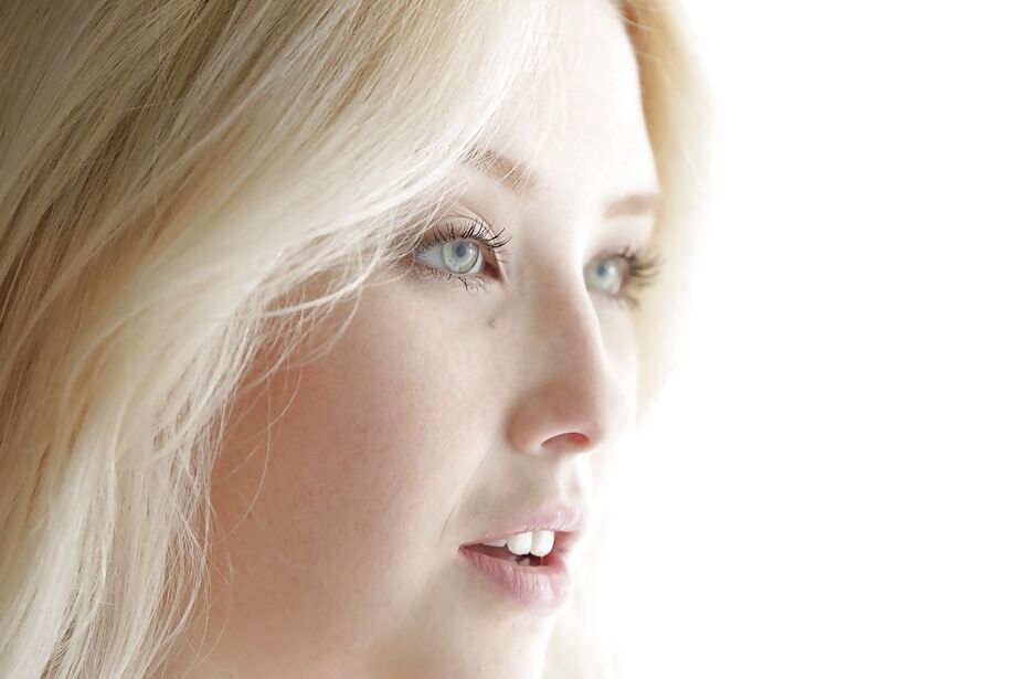 16P A adolescente loira Samantha Rone está se despindo lentamente de sua linda calcinha