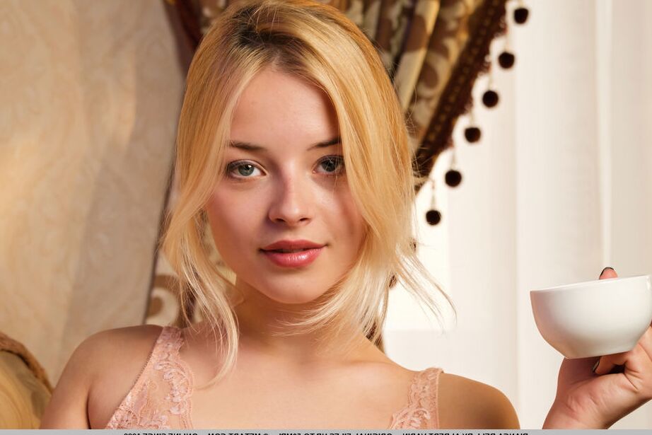 18P Gorgeous blonde Bianca Bell takes tea before modelling in the nude