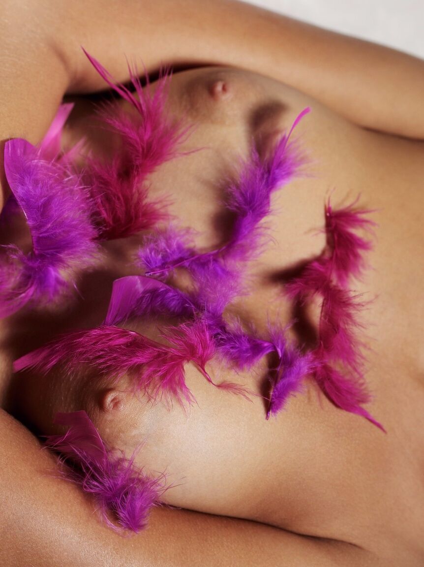 21P A deslumbrante adolescente Lada D tira sua lingerie sexy e abre sua vulva