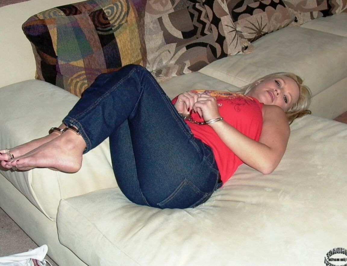 21P La star du porno blonde aux seins énormes Rachel Love vous taquine avec ses pieds menottés