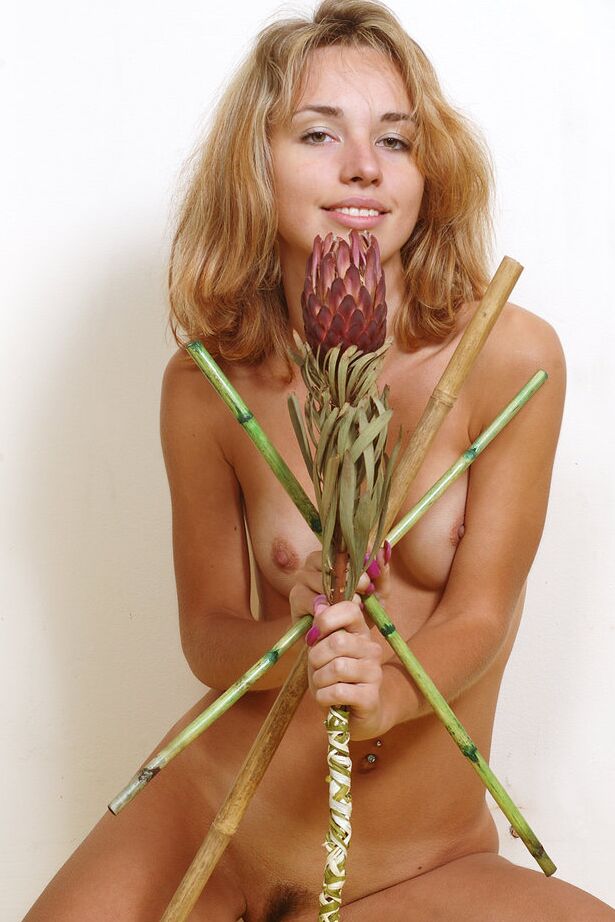 Das 16-jährige Glamour-Model Natalia B hält während eines völlig nackten Auftritts eine Blume in der Hand