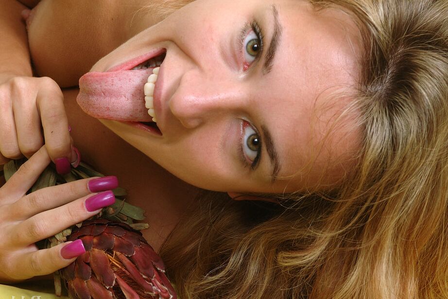 Das 16-jährige Glamour-Model Natalia B hält während eines völlig nackten Auftritts eine Blume in der Hand