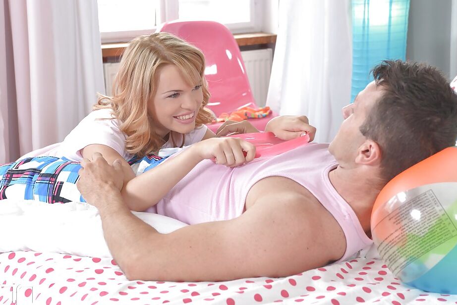 13P Blondes Teen Baby Dream gibt großen Schwanz Handjob und Blowjob vor dem Abspritzen