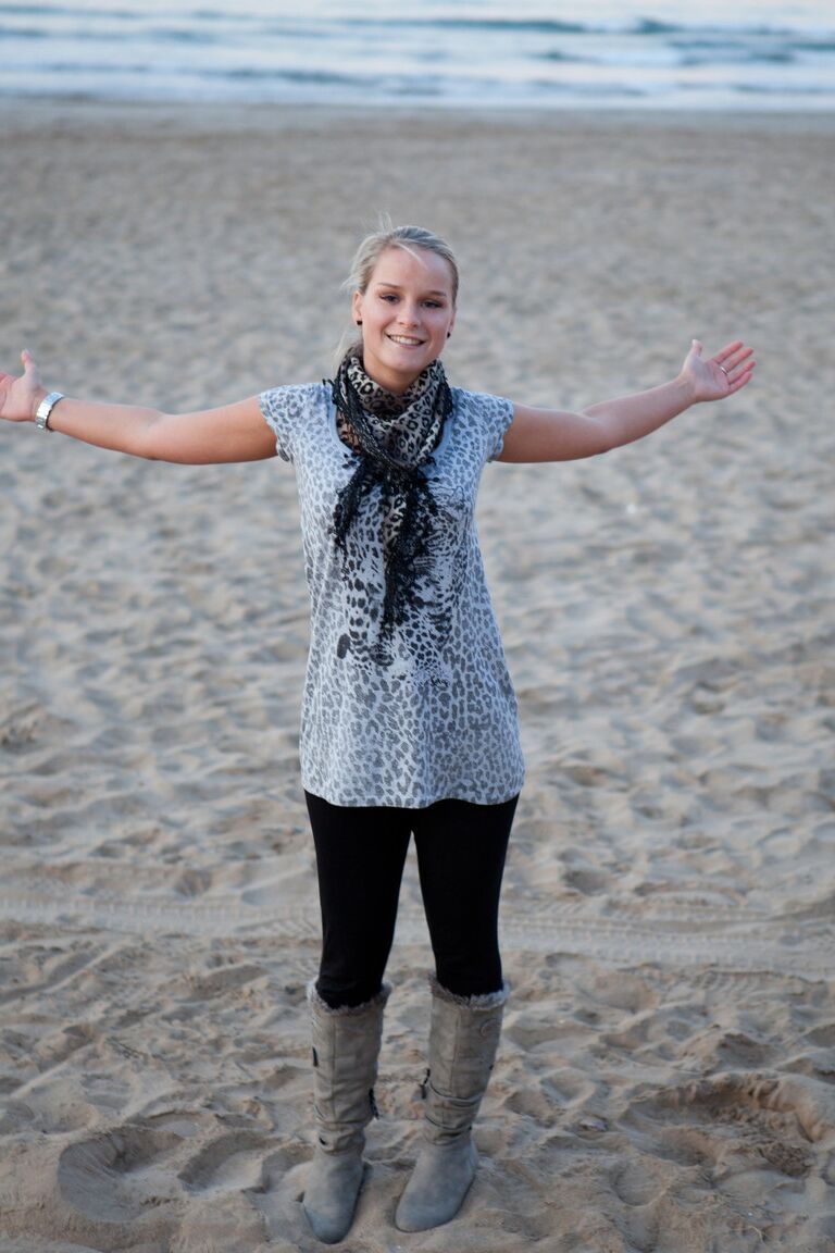 21P Die atemberaubende blonde Teenagerin Miela A zeigt ihre wunderschönen Brüste