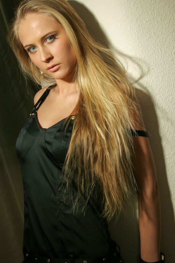 16P La joven rubia Nicolette K resalta su bonito culo mientras se desnuda