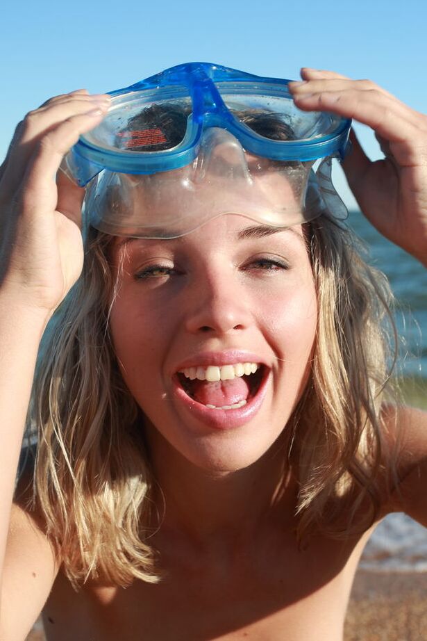 16P Nicole V, loira de 18 anos, posa nua em uma praia com equipamento de mergulho