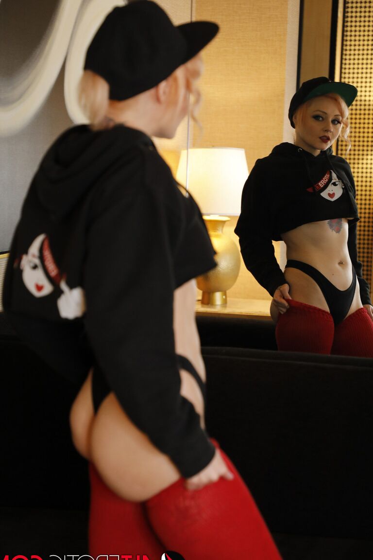 16P A gostosa tatuada Arielle Aquinas dá prazer à sua buceta com um brinquedo de aço inoxidável