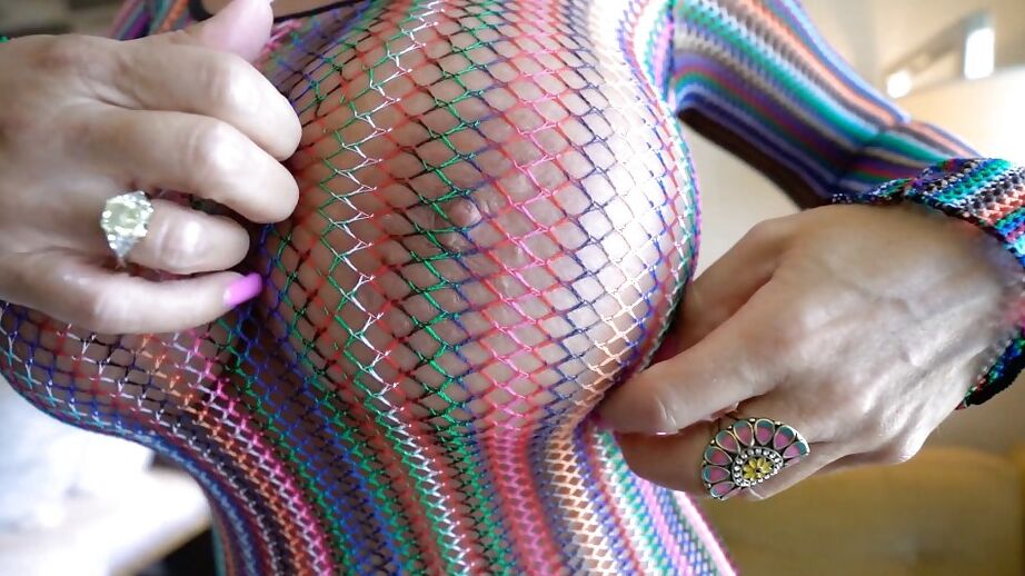 16P Ama de casa rubia mayor dejando al descubierto sus enormes tetas durante la sesión de fotos de una nena