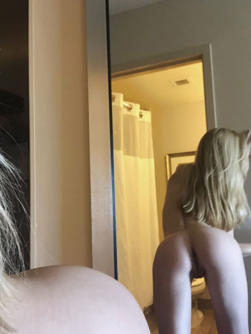 20P Loira Kayden Kross tirando selfies sensuais mostrando seus seios firmes