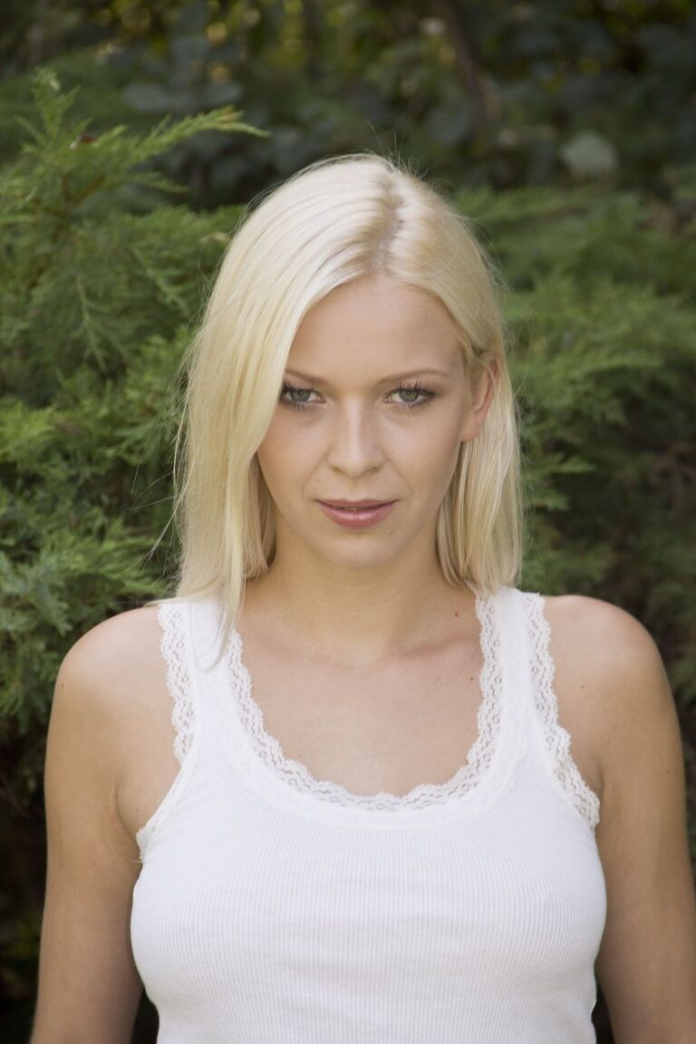 17P La rubia exhibicionista Karol Lilien se quita la ropa para vagar desnuda al aire libre
