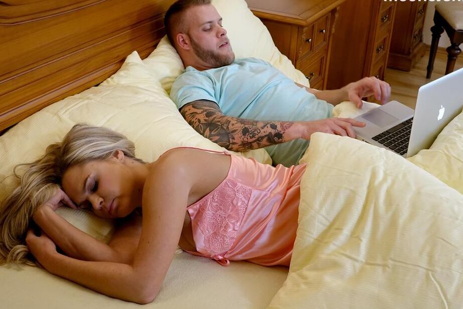 12P La blonde garce Barra Brass aime le sexe CFNM avec un mec excité suce son gros pénis