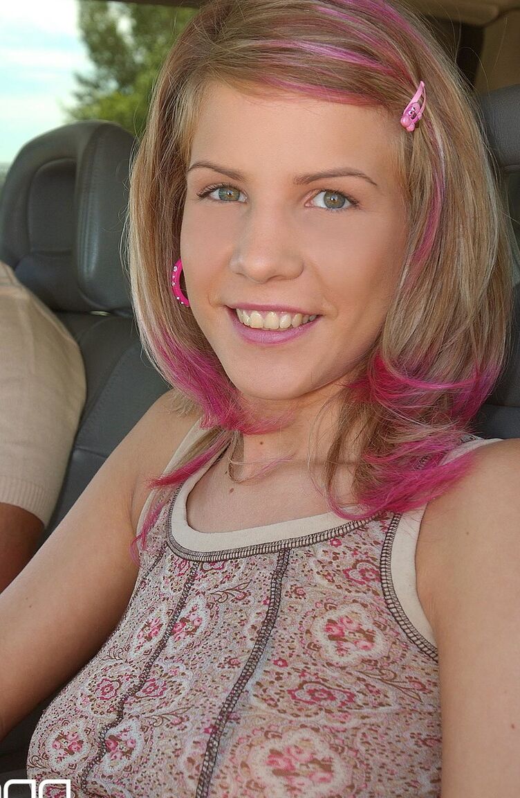 21P Blonde hitchhiker Tiffany Rousso blows the driver to ejaculation for the ride