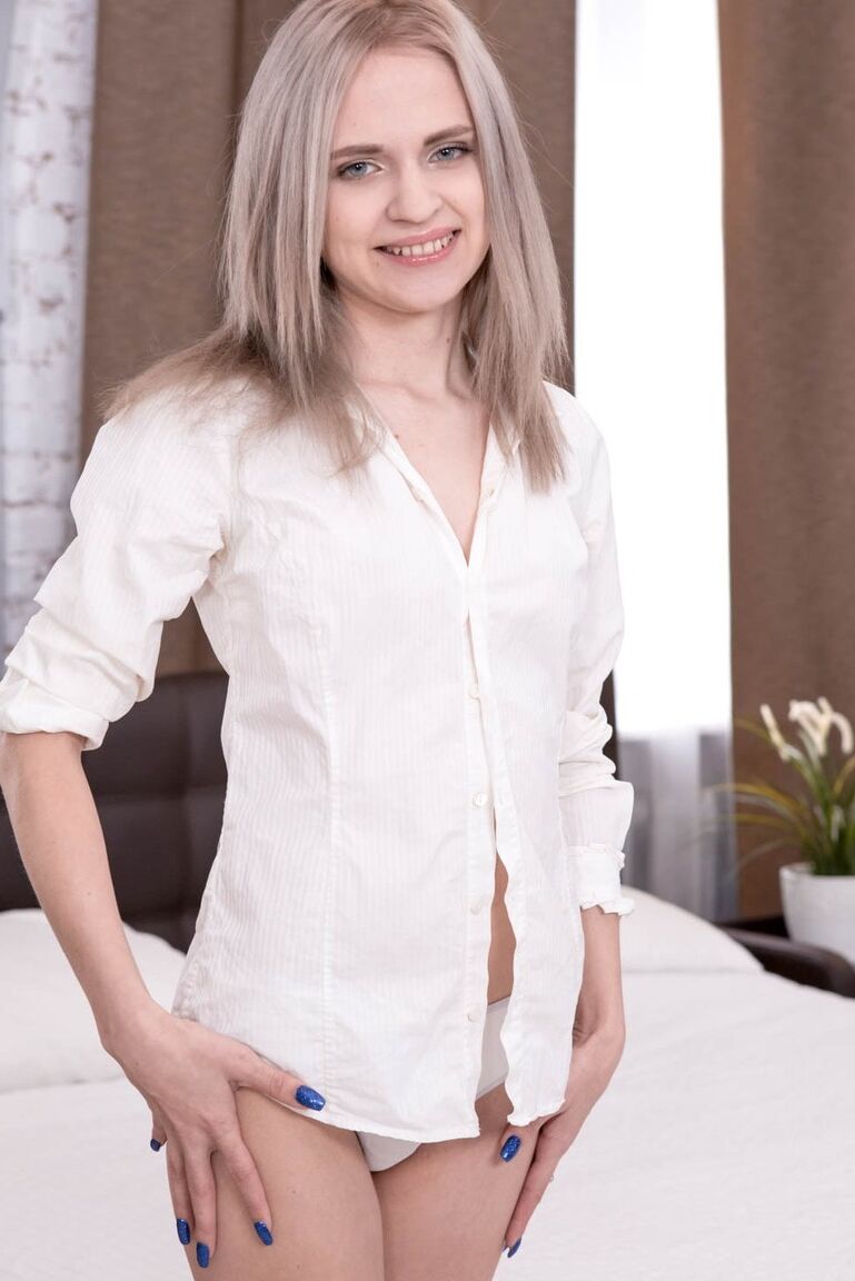 12P La petite teen Herda Wisky prend une éjaculation sur son cul serré après avoir baisé