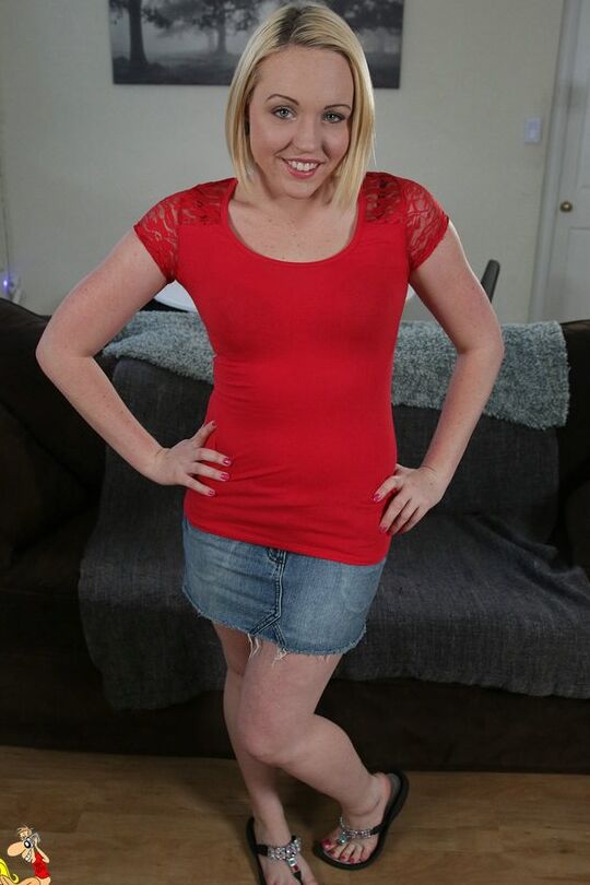 15P A garota loira Miley May se despe antes de fazer sexo POV