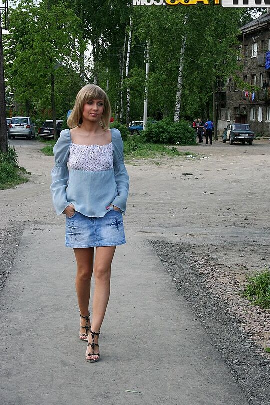 16P ブロンドの女の子が森の中で二人の男に拾われて犯される