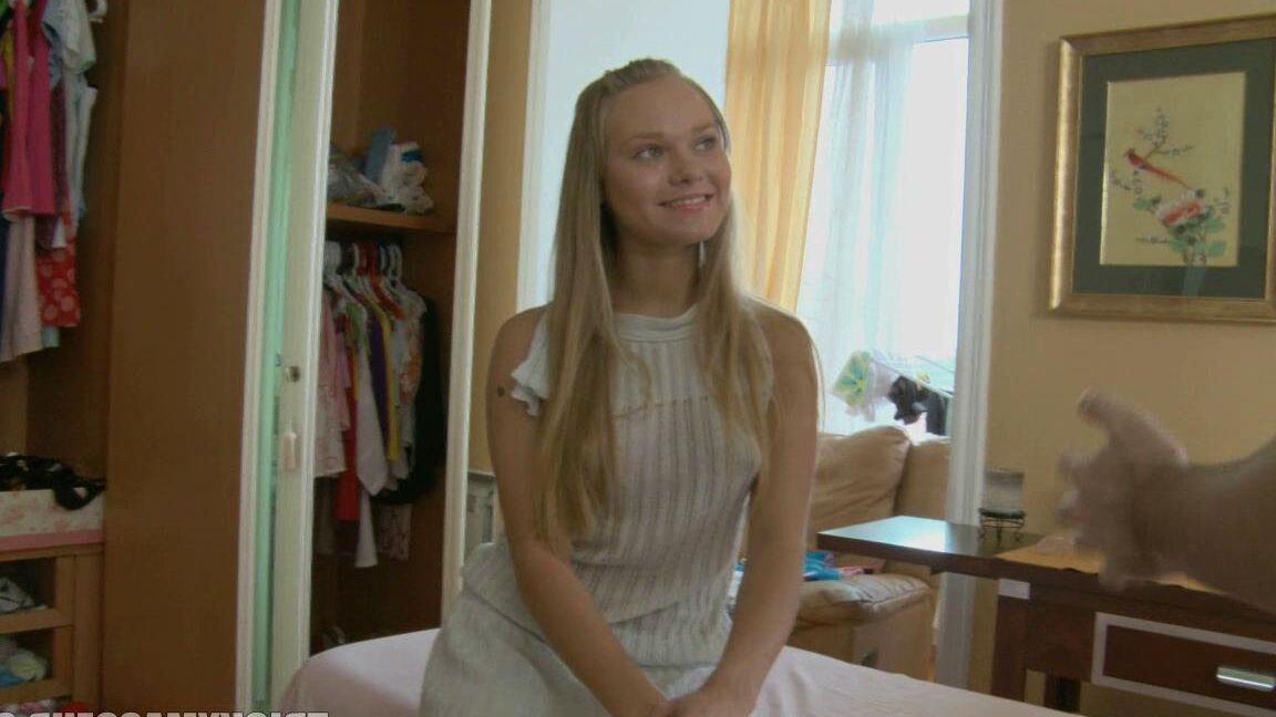 14P Die junge Blondine Willa hat während einer Nacktmassage Sex mit ihrem Masseur