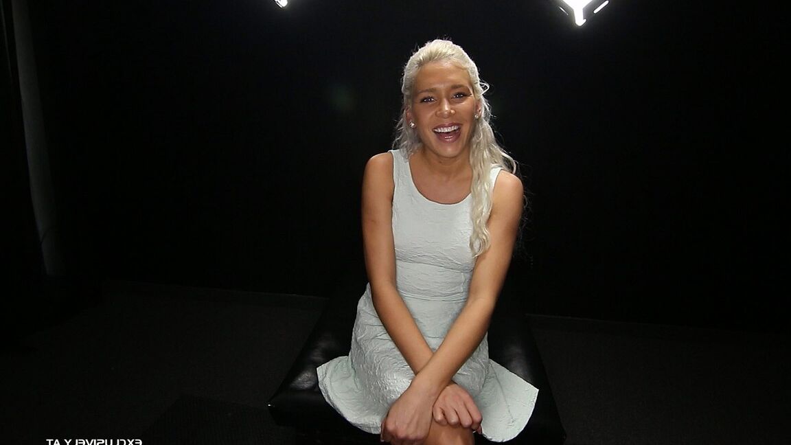 16P La súper cachonda Kacey Jordan termina con un creampie goteando semen después de un gangbang
