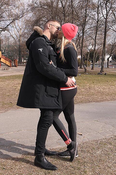 12P La rubia caliente Cherry Kiss besa a un chico en la calle antes de tener relaciones sexuales en casa