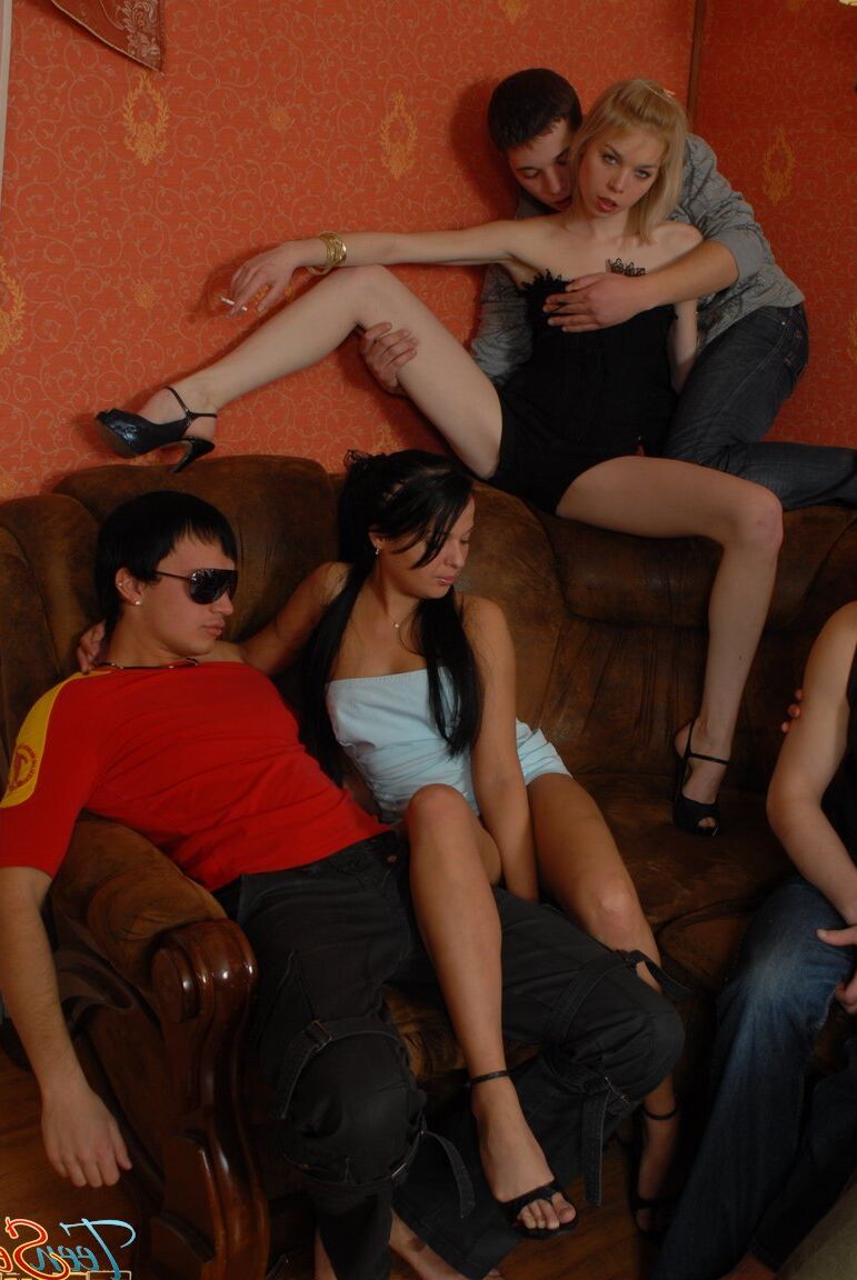 15P Chicas y chicos adolescentes participan en sexo grupal sin que sus padres lo sepan