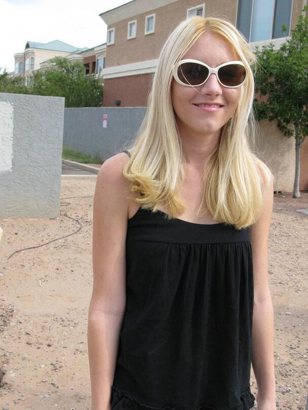 15P La salope blonde Becky Pureheart arbore une gorgée de sperme après une BJ dans une voiture