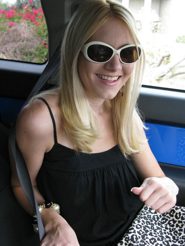 15P La salope blonde Becky Pureheart arbore une gorgée de sperme après une BJ dans une voiture