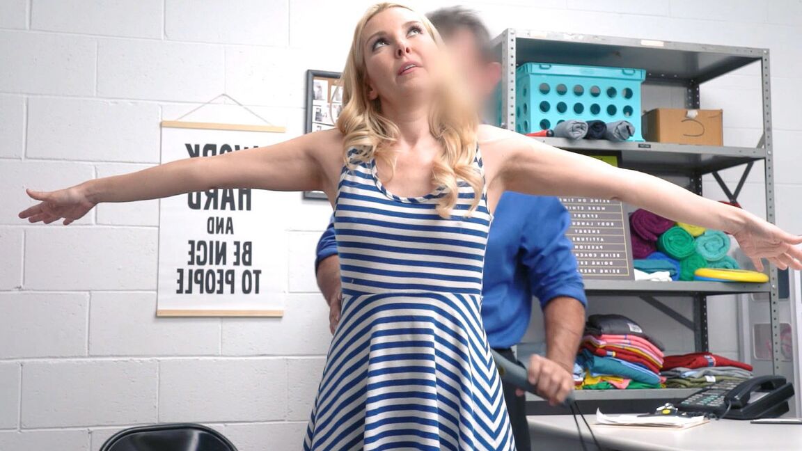 Die 21P blonde MILF Aaliyah Love wird wegen Ladendiebstahls mit dem Schwanz eines Polizisten bestraft