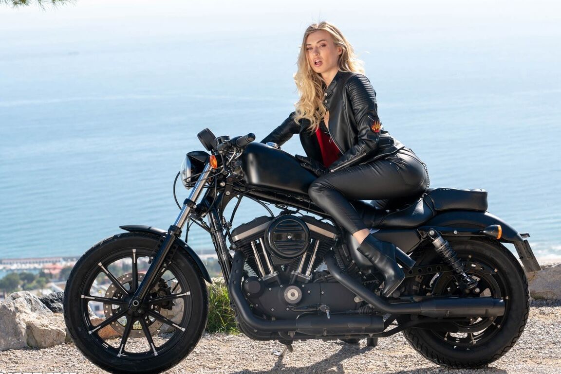 12P La chaude blonde Natalie Starr porte du sperme sur le visage après avoir enlevé son pantalon en cuir pour baiser