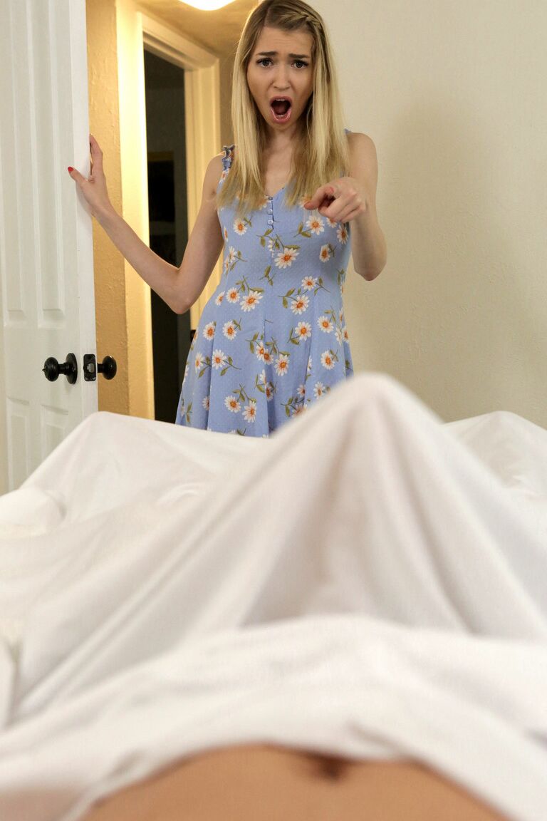 21P A adolescente loira Mackenzie Moss tem sua buceta raspada cremosa em sexo POV hardcore