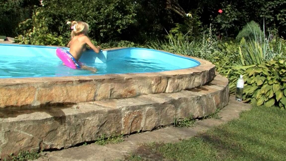 21P Loira amadora expõe seu corpo magro para relaxar enquanto está totalmente nua na piscina