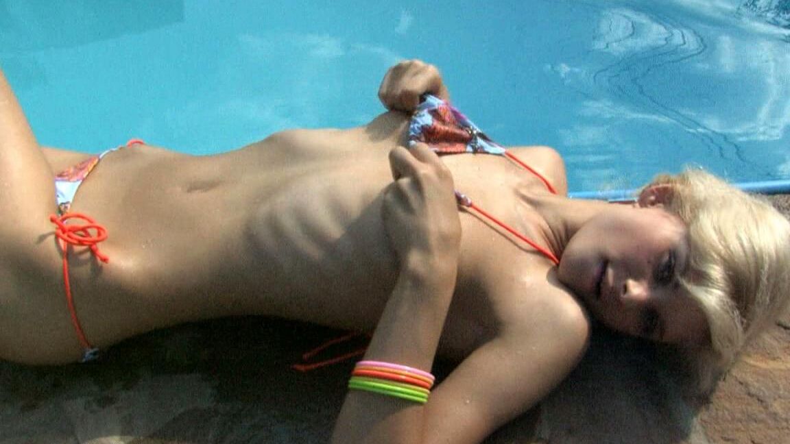 21P Loira amadora expõe seu corpo magro para relaxar enquanto está totalmente nua na piscina