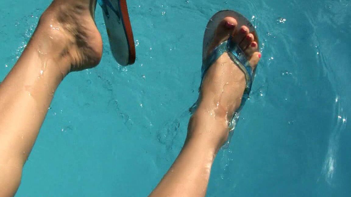 21P Loira amadora expõe seu corpo magro para relaxar enquanto está totalmente nua na piscina