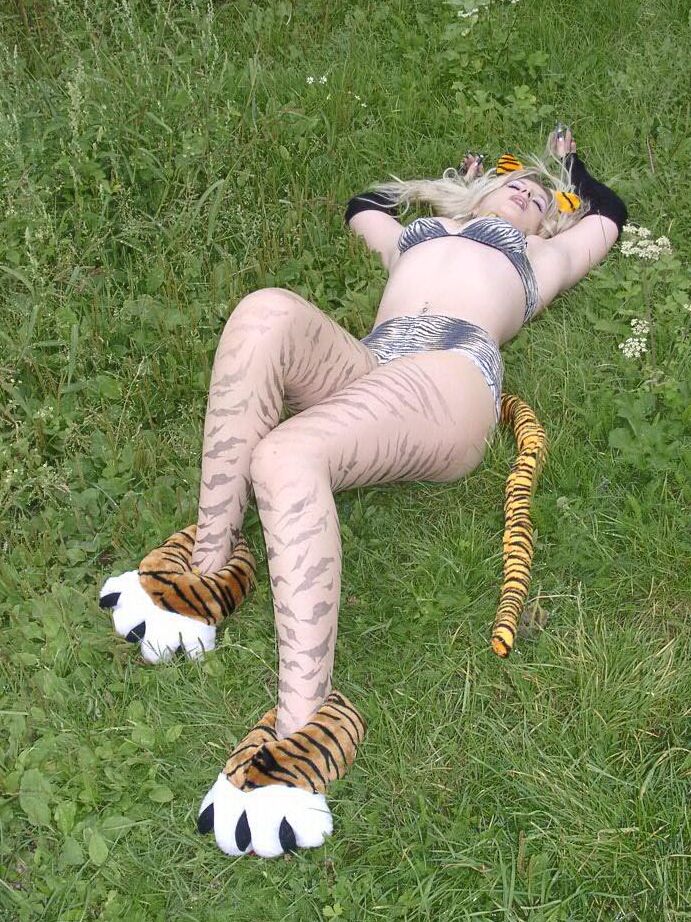 16P La rubia Avengelique modela con sus bonitos calcetines y sus brazos en medio de girasoles