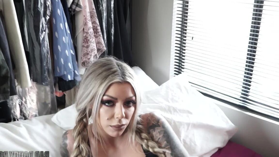 12P Loira tatuada tira as tranças do cabelo antes de mostrar os peitos falsos