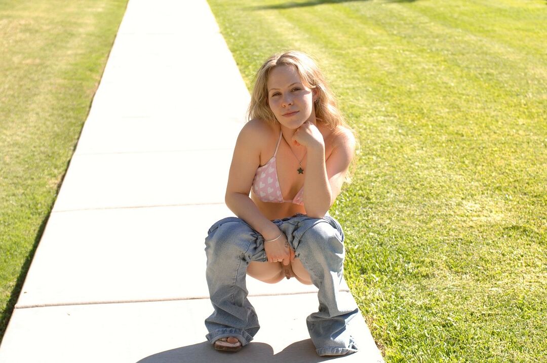 15P La sexy amateur Fiona Luv se baja los jeans y muestra su cuerpo sexy al aire libre